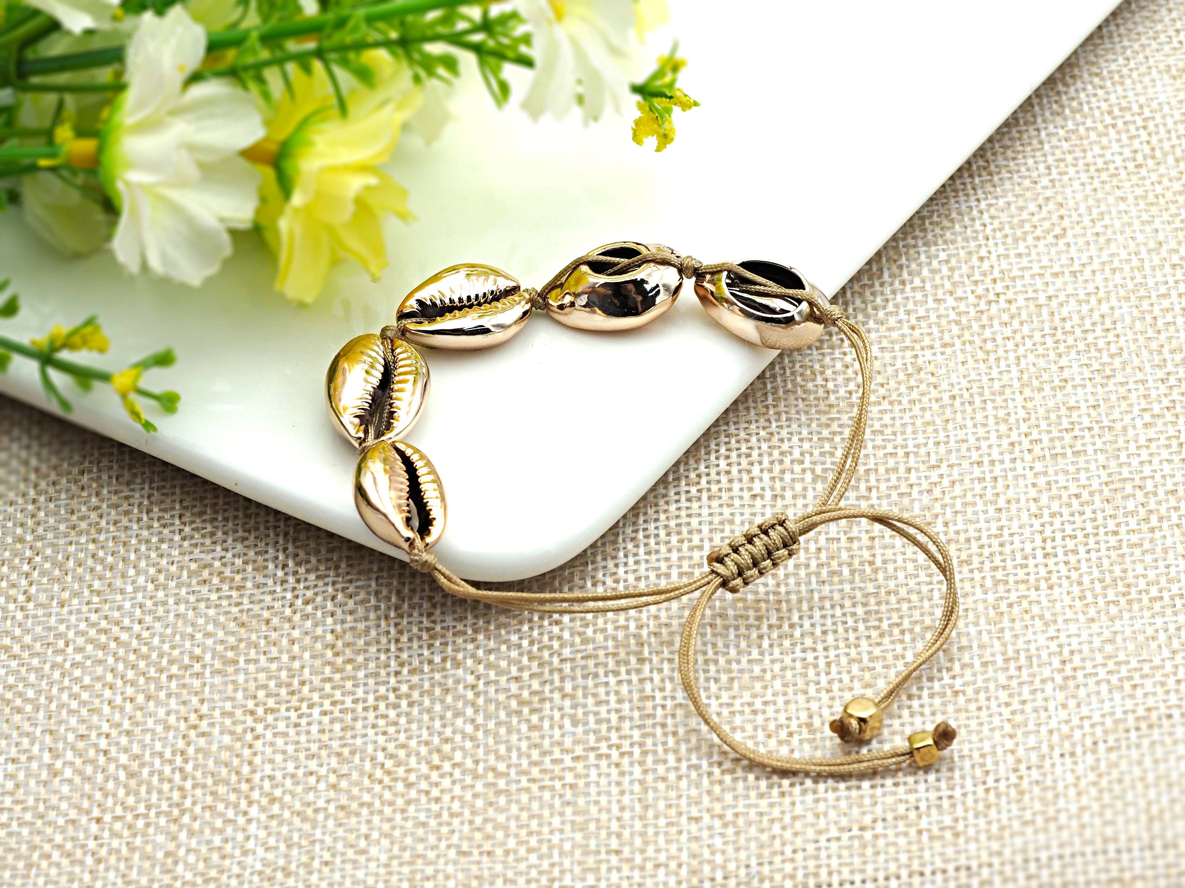 Pull Tie Style Cowrie bracelet, V46