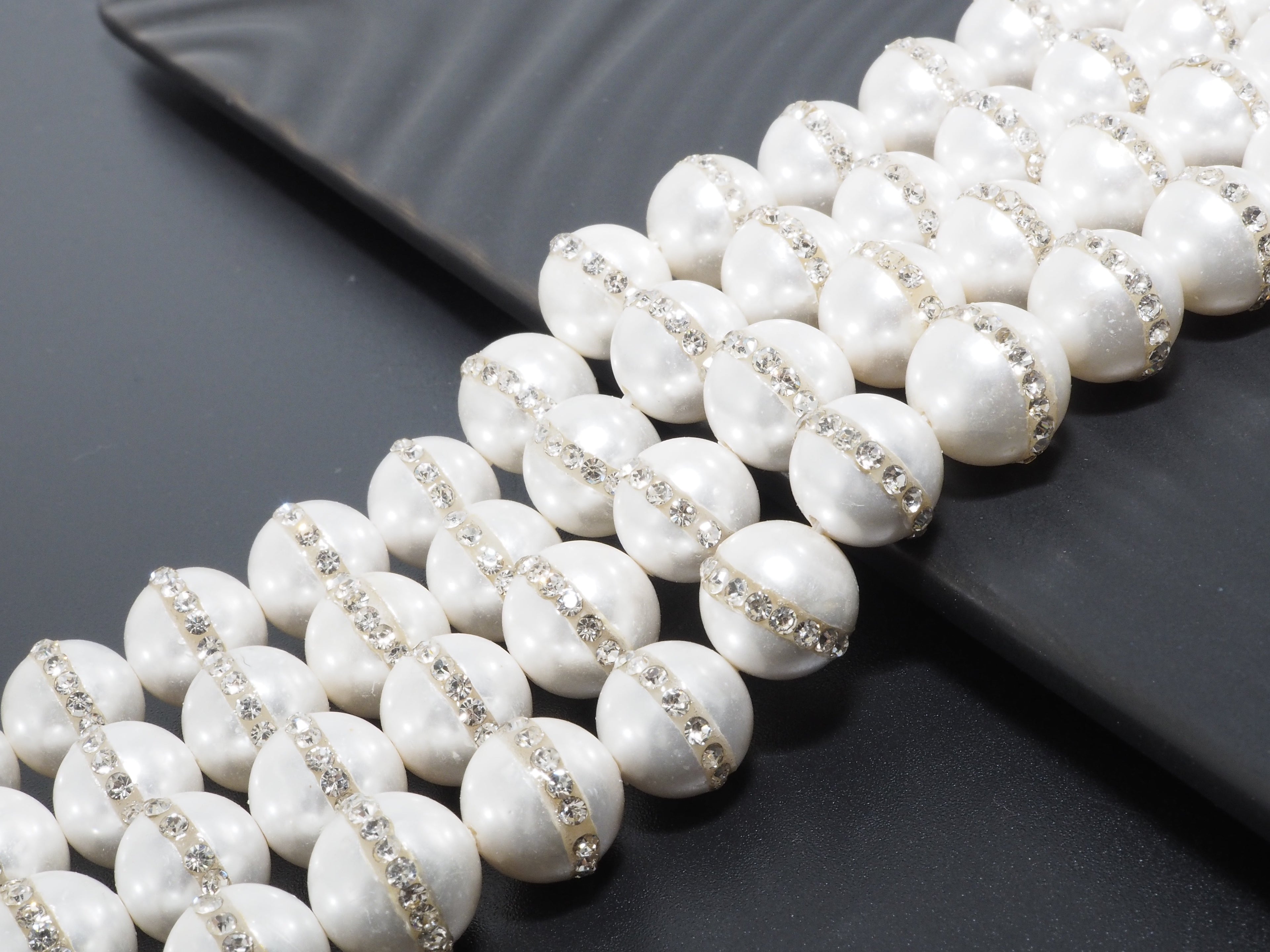 6mm/8mm/10mm/12mm Round Pearl with rhinestone inlaid, White
