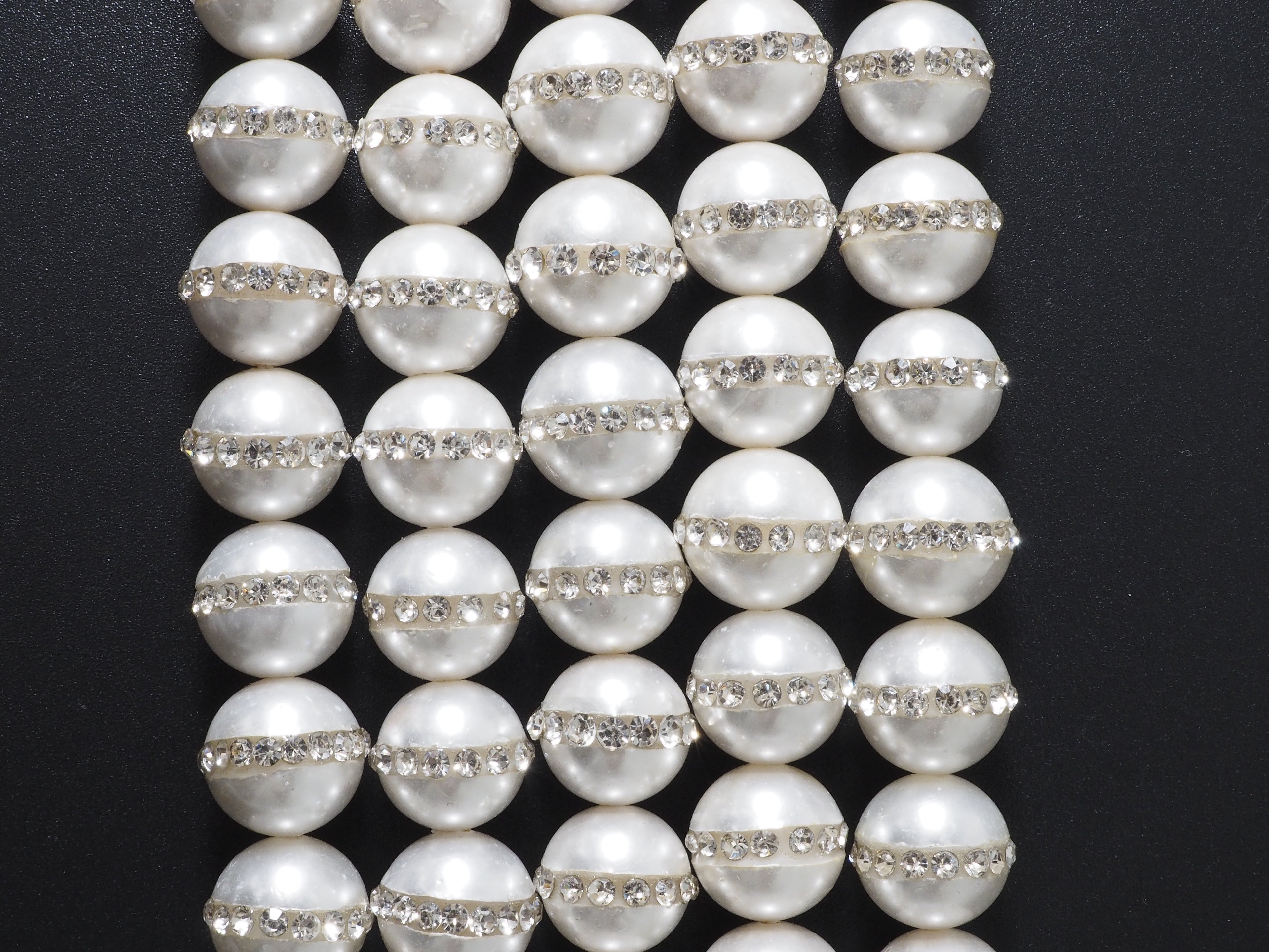 6mm/8mm/10mm/12mm Round Pearl with rhinestone inlaid, White