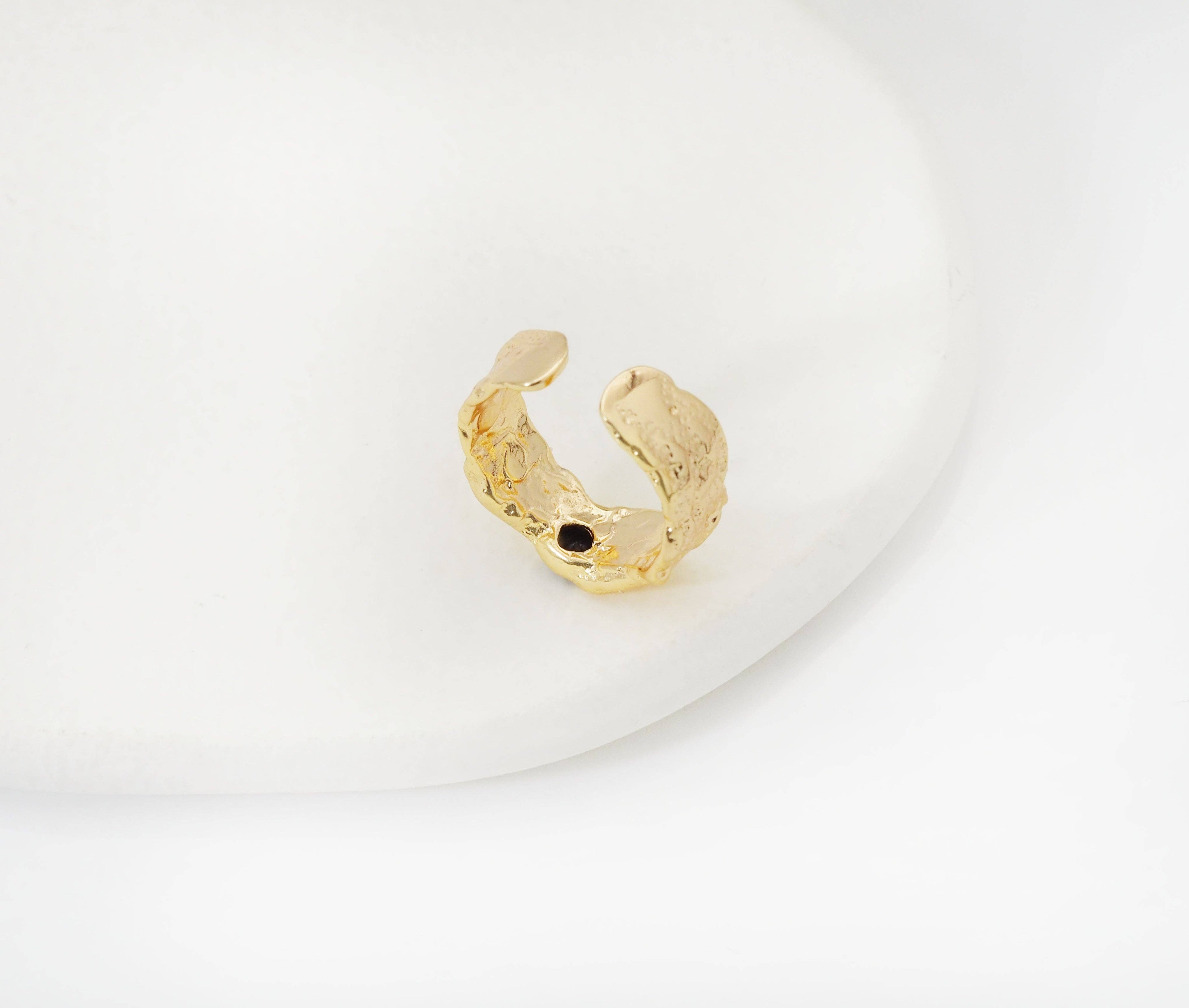 Black Stone Hammered Ring, Sku#ZX112