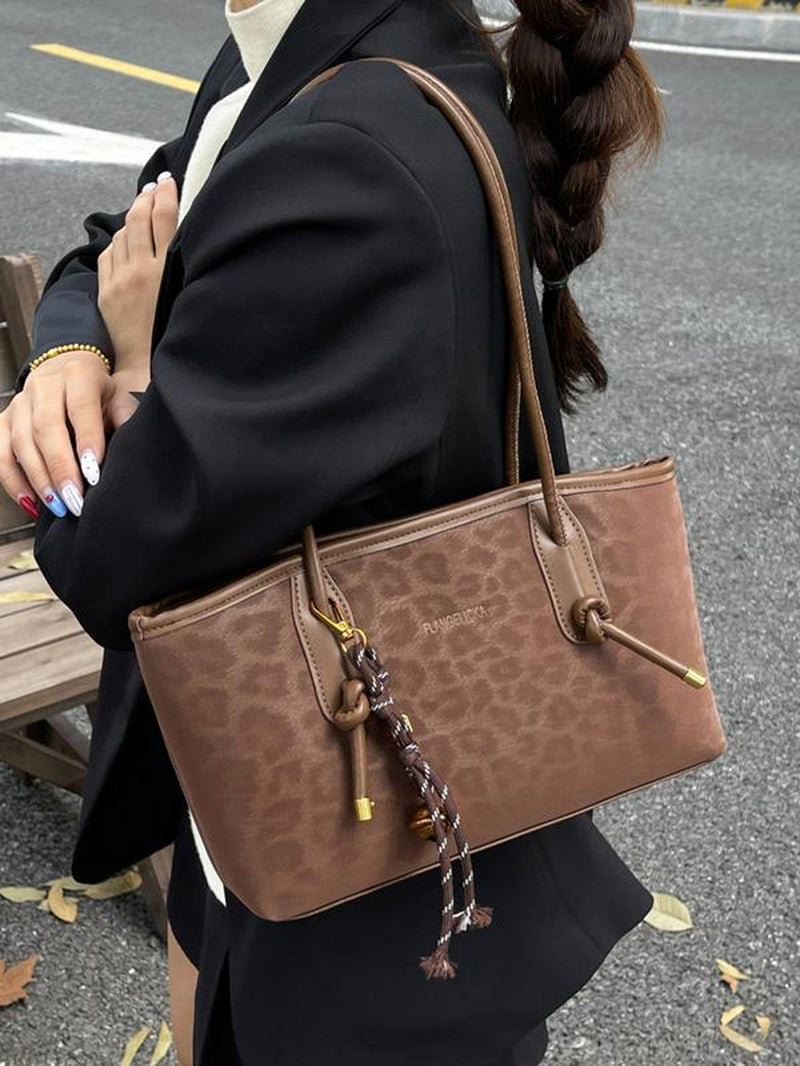 Fashionable and Trendy Leopard Print Tote Bag, Casual and Versatile One-Shoulder Handbag, Textured and Stylish One-Shoulder Commuter Bag, Paired with Exquisite Pendants, Suitable for Dating, Shopping and Other Occasions, Elegant Embossed Bag