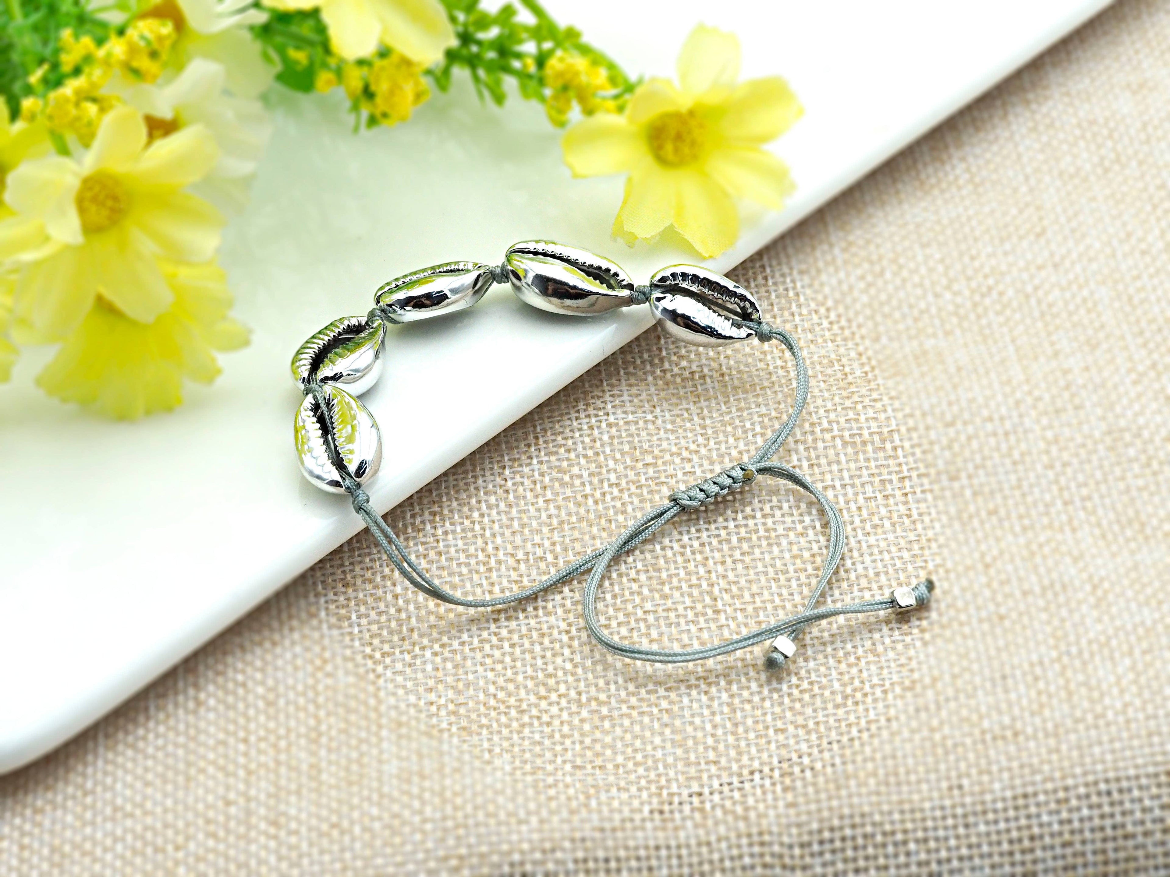 Pull Tie Style Cowrie bracelet, V46