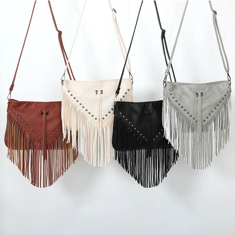Sac à bandoulière tendance avec pompons et rivets – Élégant et pratique