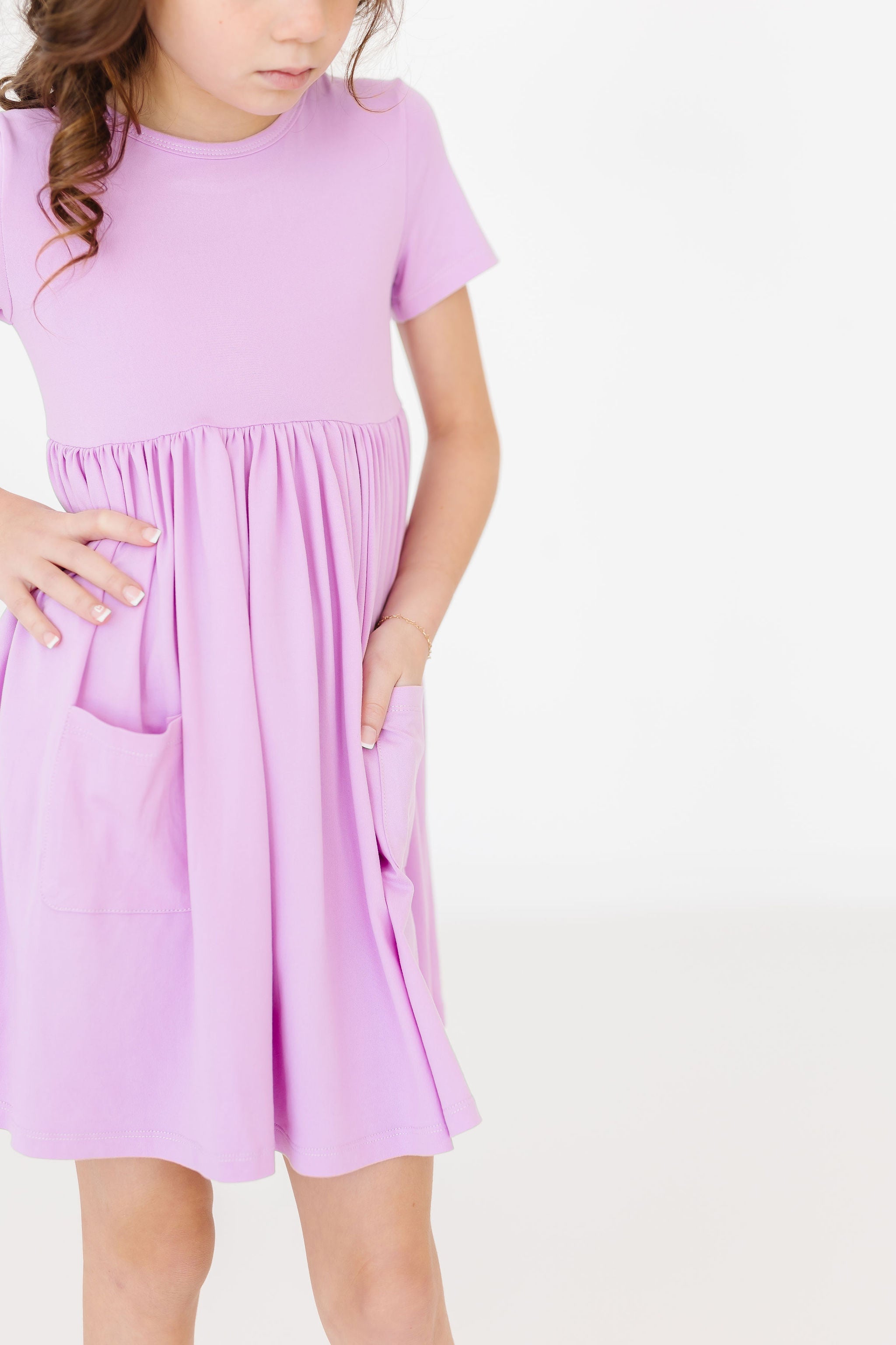 Robe virevoltante à manches courtes et poche lilas vif