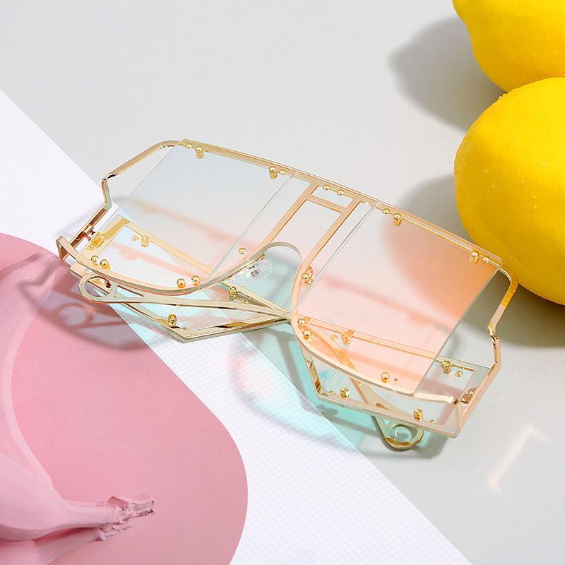 Lunettes de soleil de luxe modernes NOUVELLES à monture carrée surdimensionnée et large pour femmes et dames. Rivets métalliques de marque. Tendance. Lunettes féminines uniques avec protection UV 400.