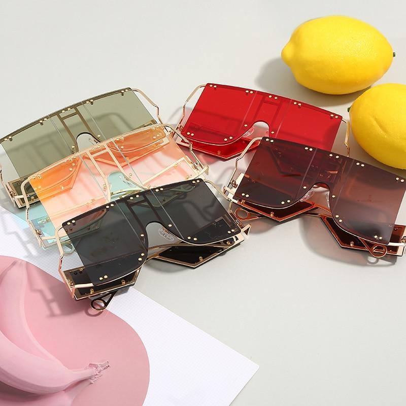 Lunettes de soleil de luxe modernes NOUVELLES à monture carrée surdimensionnée et large pour femmes et dames. Rivets métalliques de marque. Tendance. Lunettes féminines uniques avec protection UV 400.