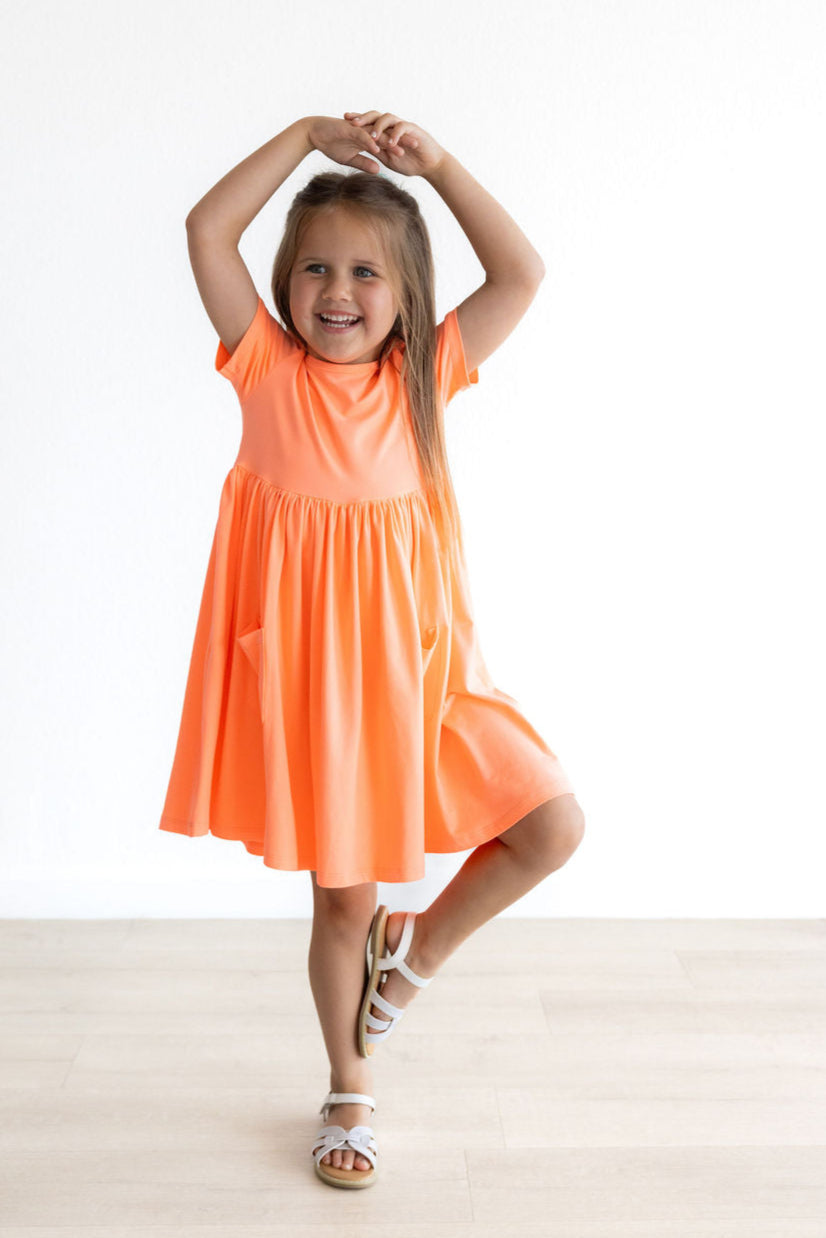 Robe virevoltante à poches corail fluo (manches courtes)