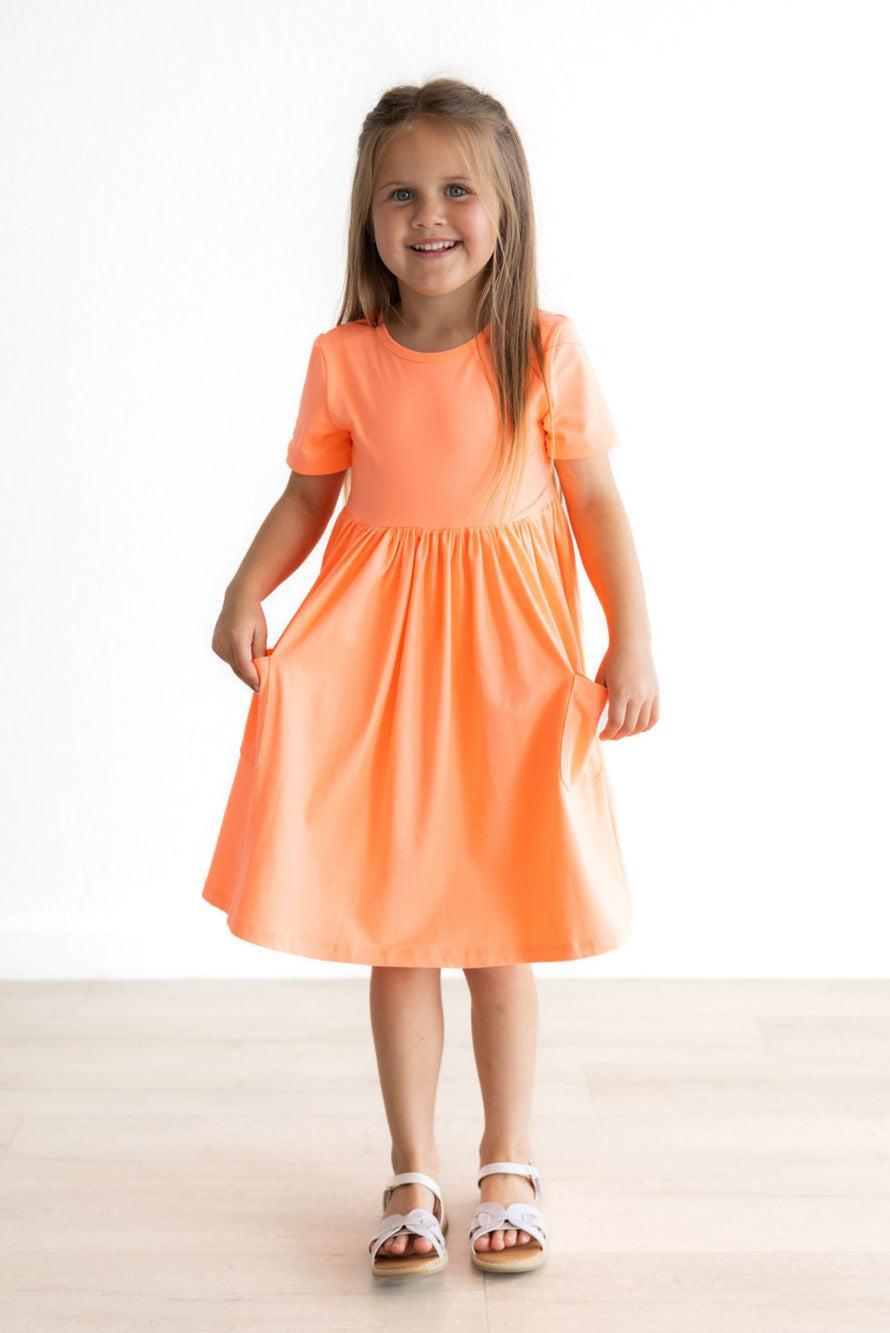 Robe virevoltante à poches corail fluo (manches courtes)