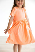 Robe virevoltante à poches corail fluo (manches courtes)