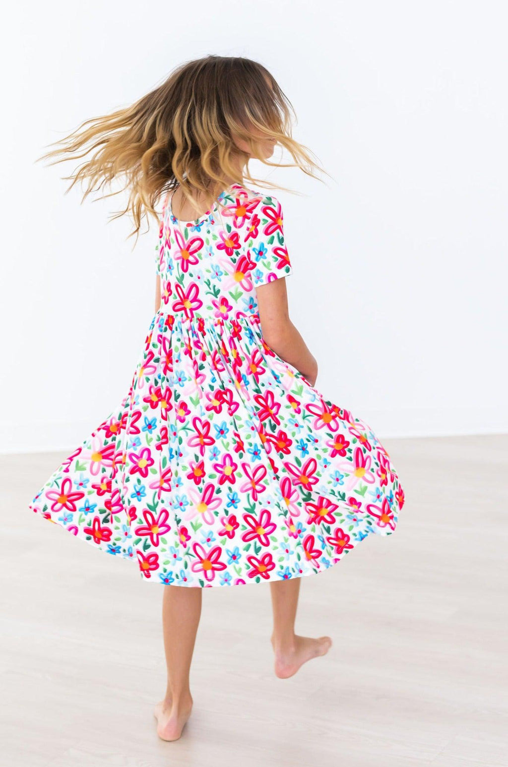 Robe Tournante Manches Courtes à Motif Floral Néon avec Poche
