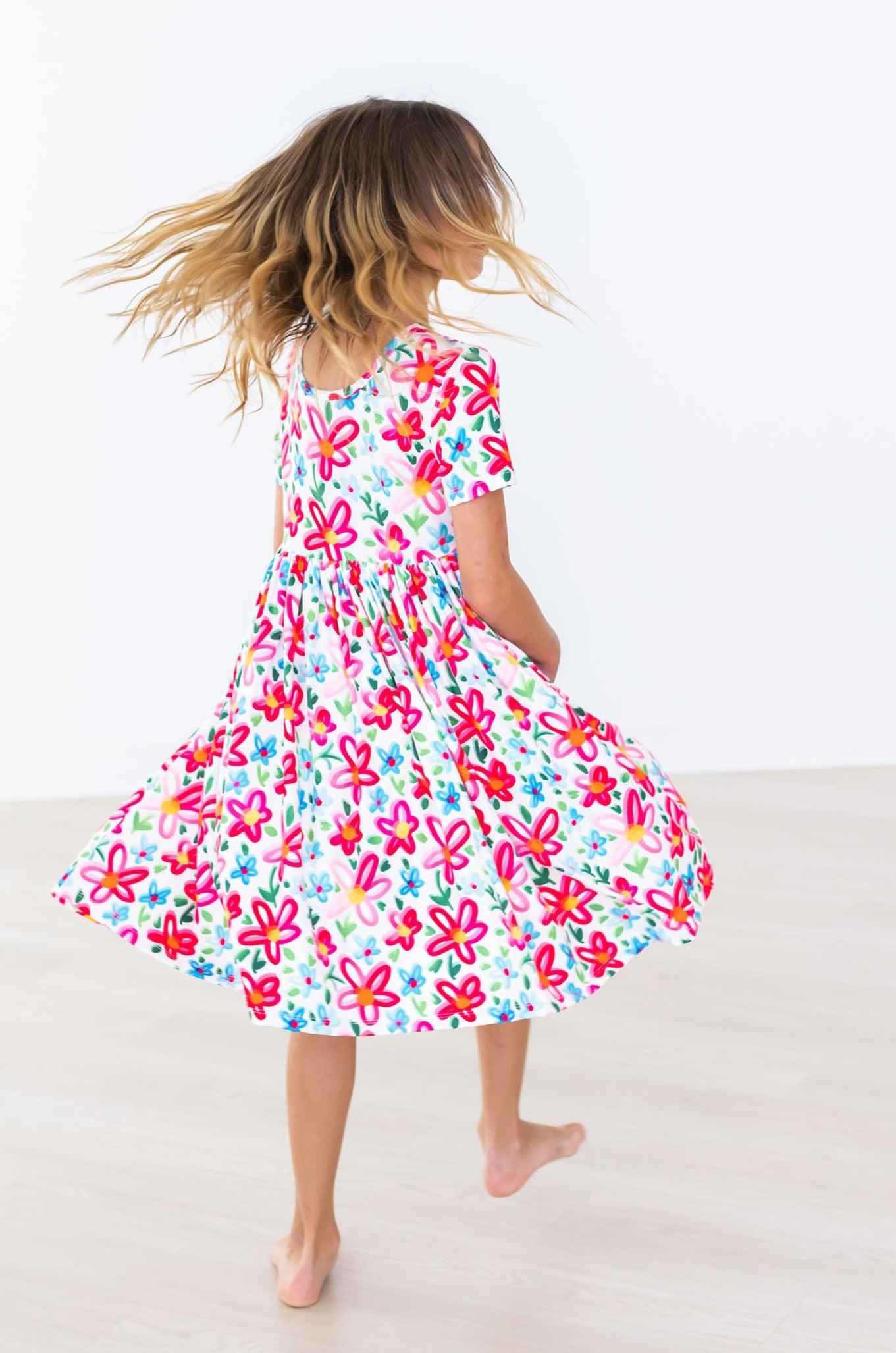 Robe Tournante Manches Courtes à Motif Floral Néon avec Poche
