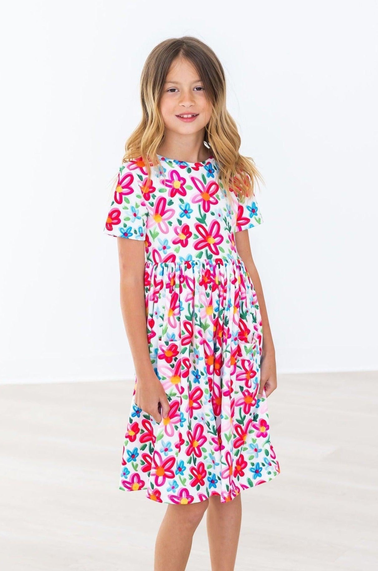 Robe Tournante Manches Courtes à Motif Floral Néon avec Poche