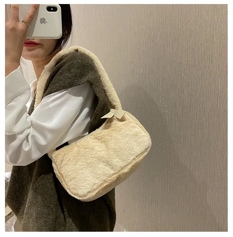 Sac à bandoulière souple en peluche de conception simple pour femmes | Pochette et sac à main en fourrure pour dames d'hiver (sac à main pour femmes à la mode)