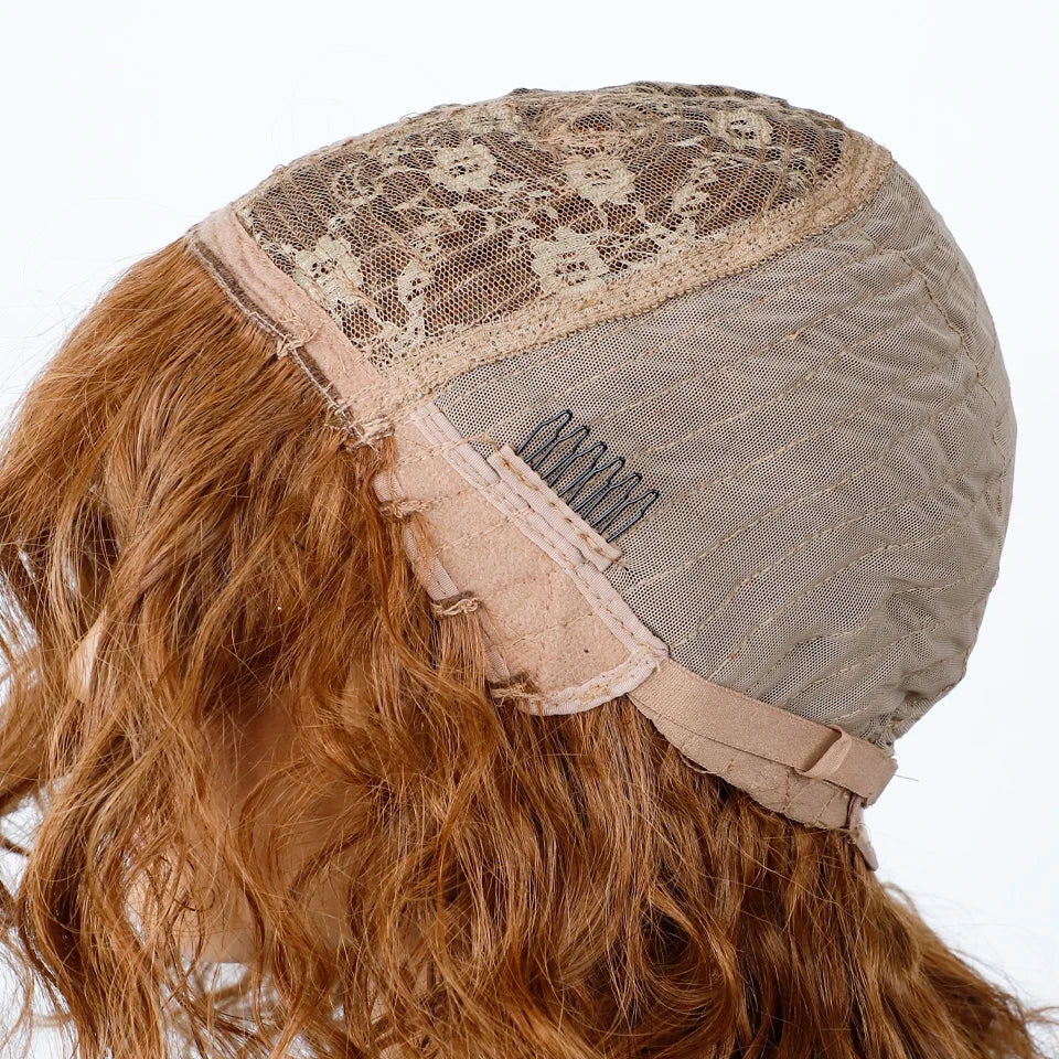 Perruque courte bouclée "Honey" en cheveux naturels, raie latérale, pré-épilée, grand volume, marron mélangé blond, sans colle, avec frange.