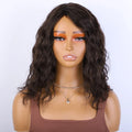 Perruque courte bouclée "Honey" en cheveux naturels, raie latérale, pré-épilée, grand volume, marron mélangé blond, sans colle, avec frange.