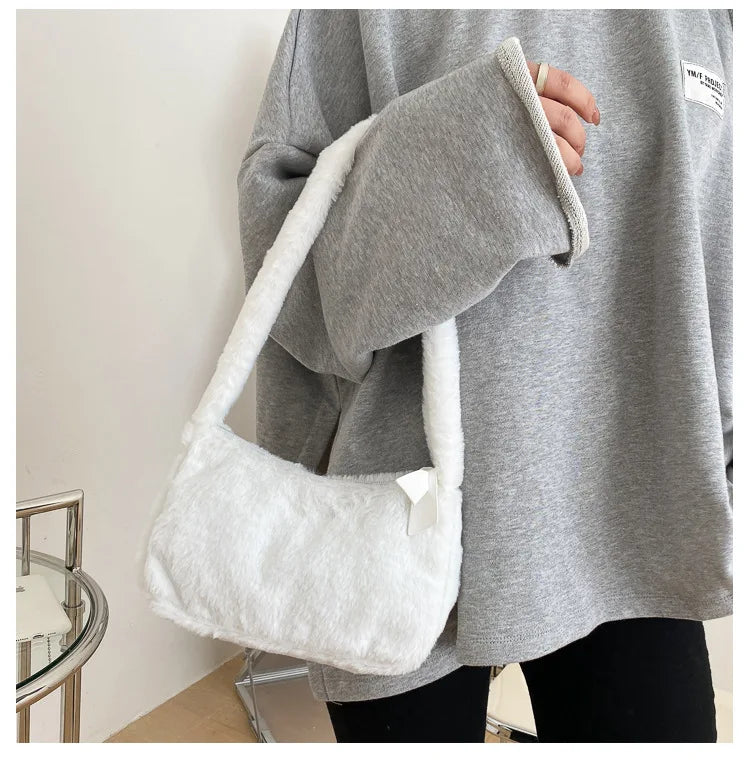 Sac à bandoulière souple en peluche de conception simple pour femmes | Pochette et sac à main en fourrure pour dames d'hiver (sac à main pour femmes à la mode)