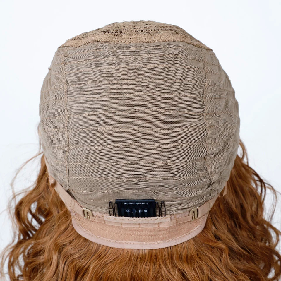 Perruque courte bouclée "Honey" en cheveux naturels, raie latérale, pré-épilée, grand volume, marron mélangé blond, sans colle, avec frange.