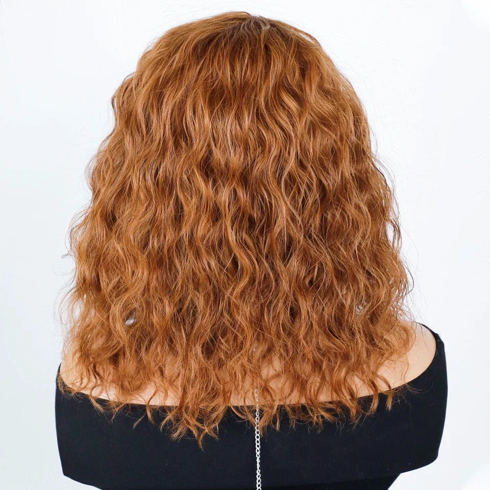 Perruque courte bouclée "Honey" en cheveux naturels, raie latérale, pré-épilée, grand volume, marron mélangé blond, sans colle, avec frange.