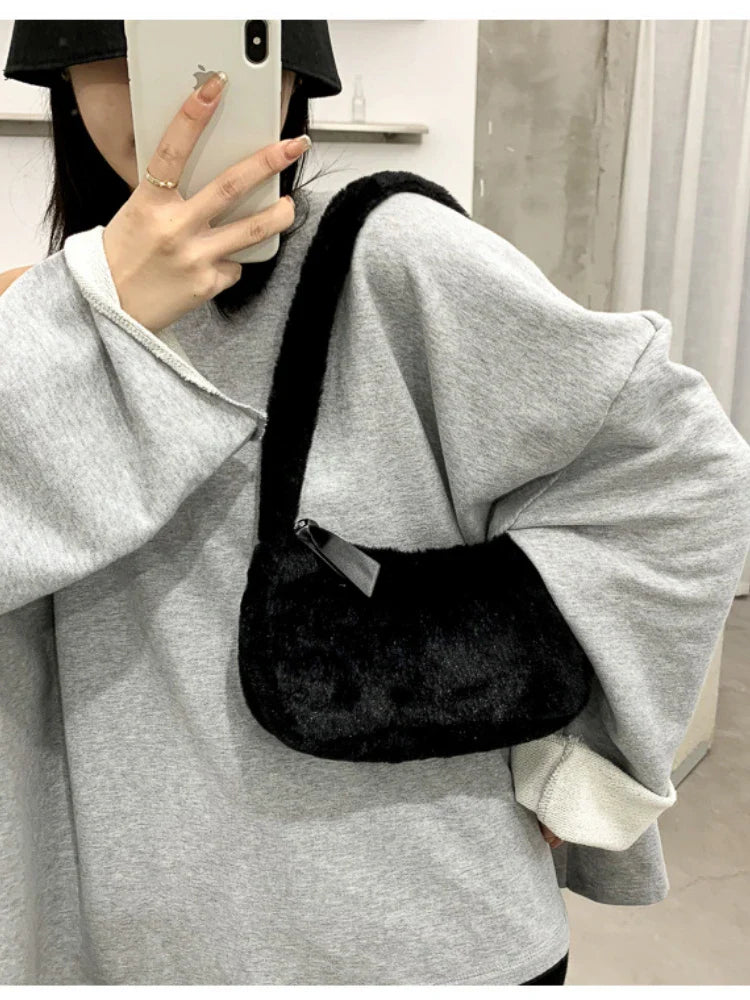 Sac à bandoulière souple en peluche de conception simple pour femmes | Pochette et sac à main en fourrure pour dames d'hiver (sac à main pour femmes à la mode)