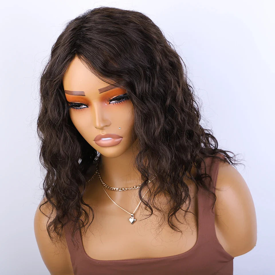 Perruque courte bouclée "Honey" en cheveux naturels, raie latérale, pré-épilée, grand volume, marron mélangé blond, sans colle, avec frange.