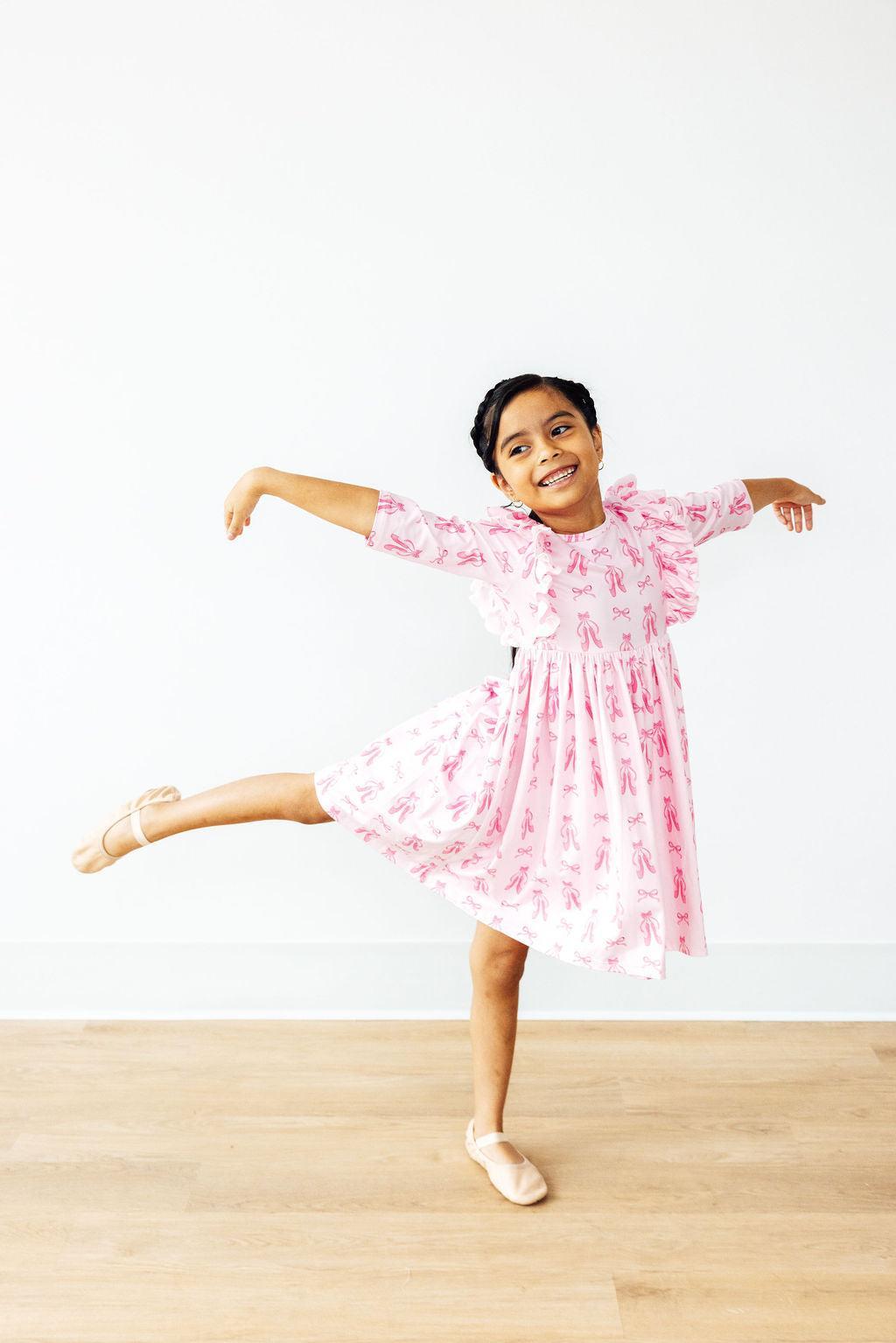 Robe tournoyante à volants et manches 3/4 Twirling en Pointe