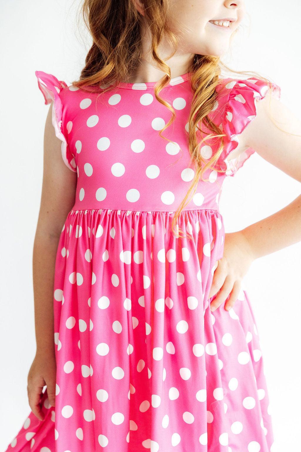 Robe tournante à manches volantées et pois roses