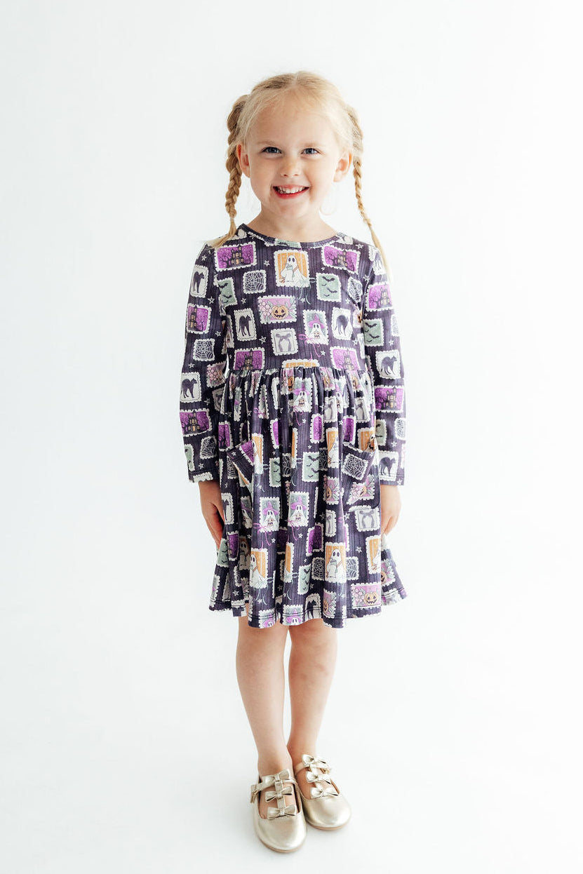 Robe tournante à manches longues avec poches « Friandise ou sort »
