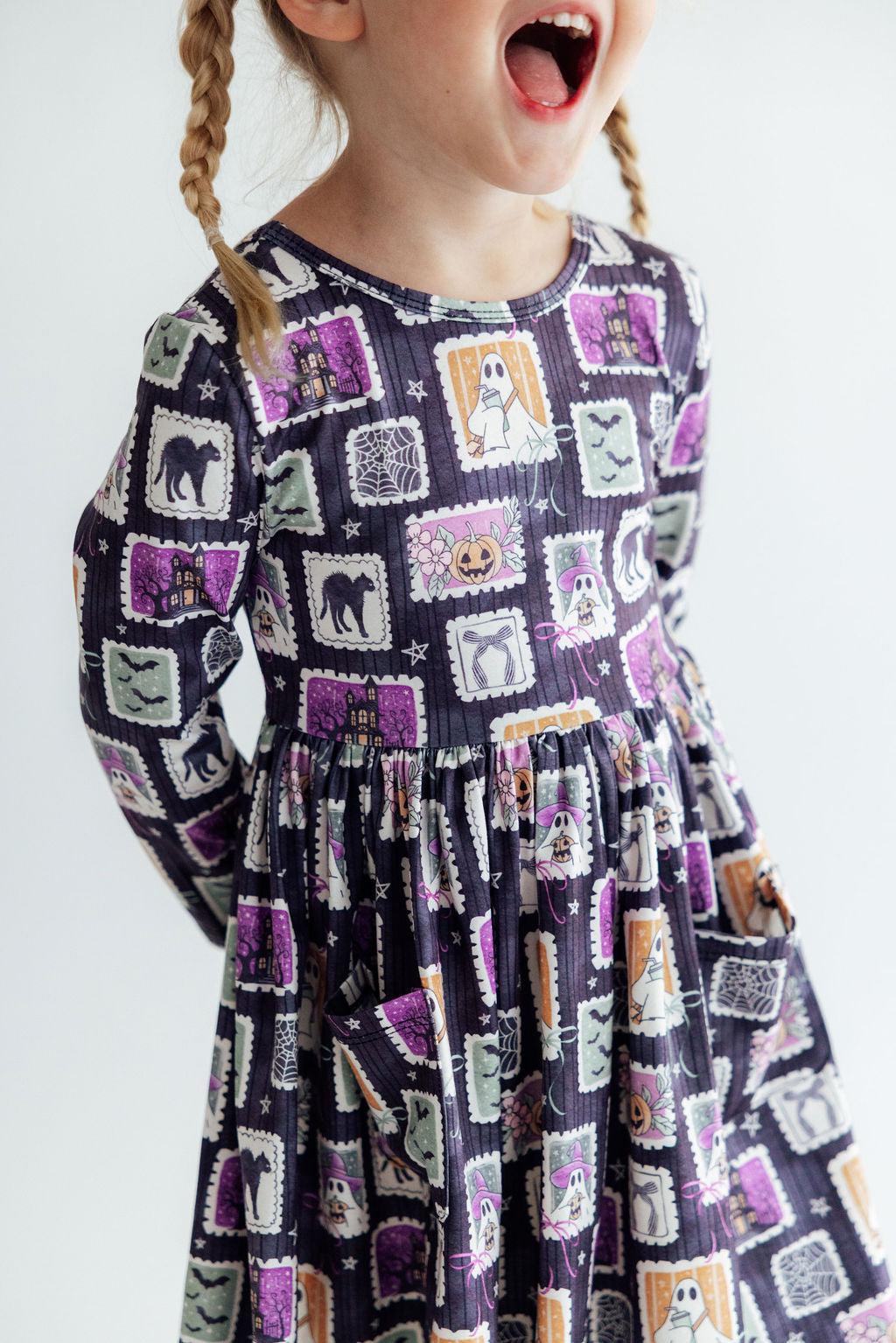 Robe tournante à manches longues avec poches « Friandise ou sort »