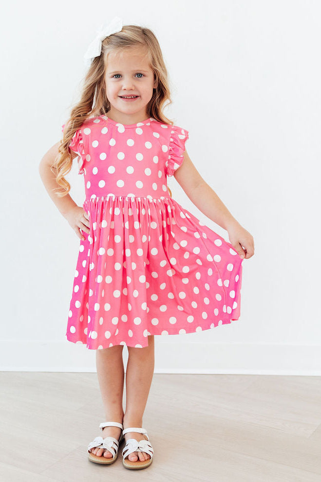 Robe tournante à manches volantées et pois roses