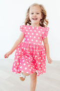 Robe tournante à manches volantées et pois roses