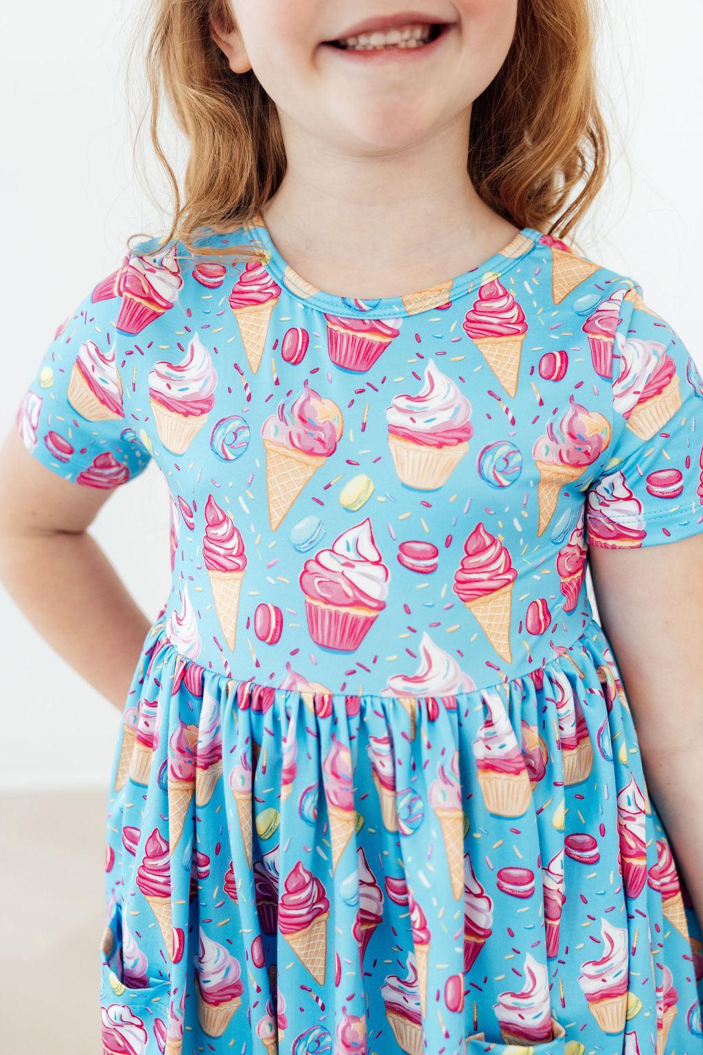 Robe virevoltante à poches manches courtes "Desserts Délicieux"