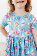 Robe virevoltante à poches manches courtes "Desserts Délicieux"