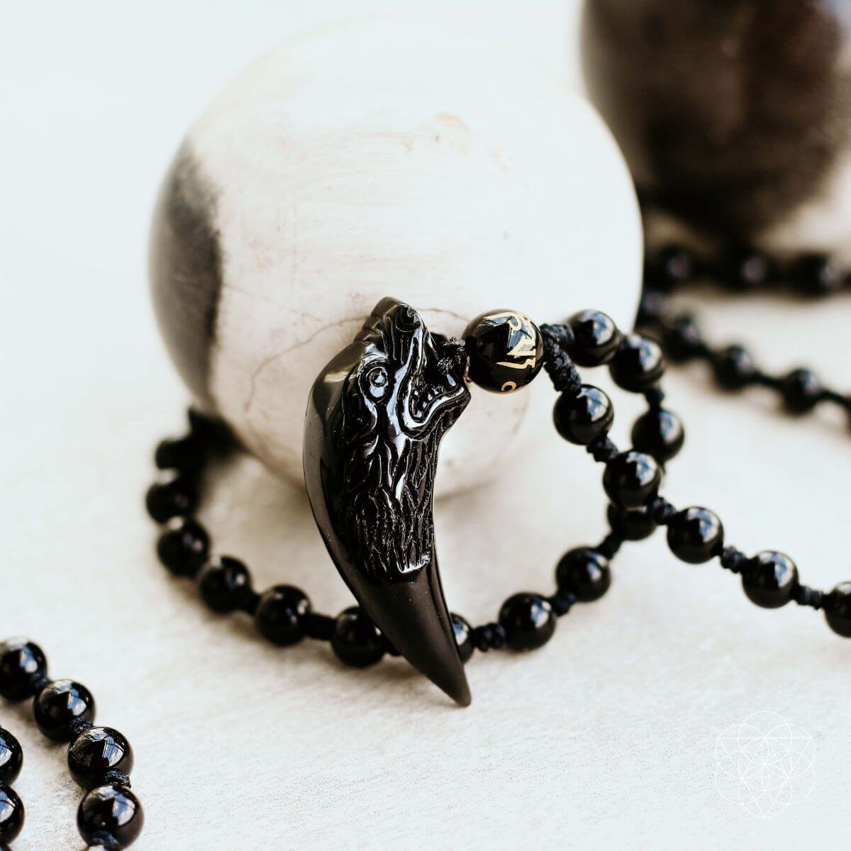 Le pendentif Loup d'obsidienne