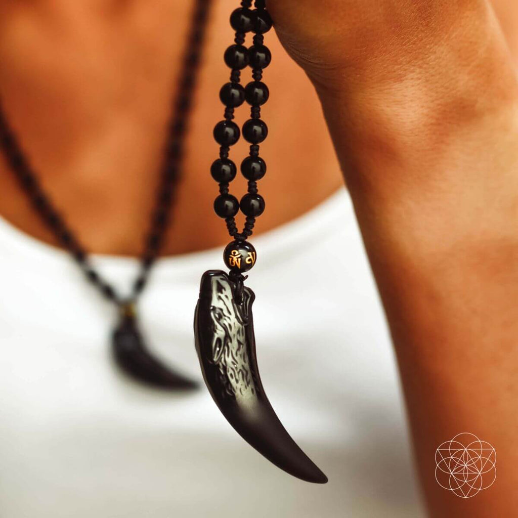Le pendentif Loup d'obsidienne
